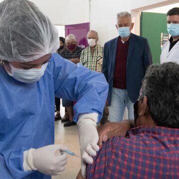 Hoy empezó la vacunación contra el COVID para los mayores de ochenta.