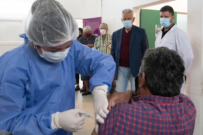 Hoy empezó la vacunación contra el COVID para los mayores de ochenta.