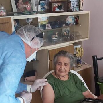 VACUNACIÓN A DOMICILIO PARA PERSONAS MAYORES CON MOVILIDAD REDUCIDA.