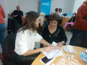 Luci Cacace, presidente de ADOJUS junto a, Fernanda Raverta
