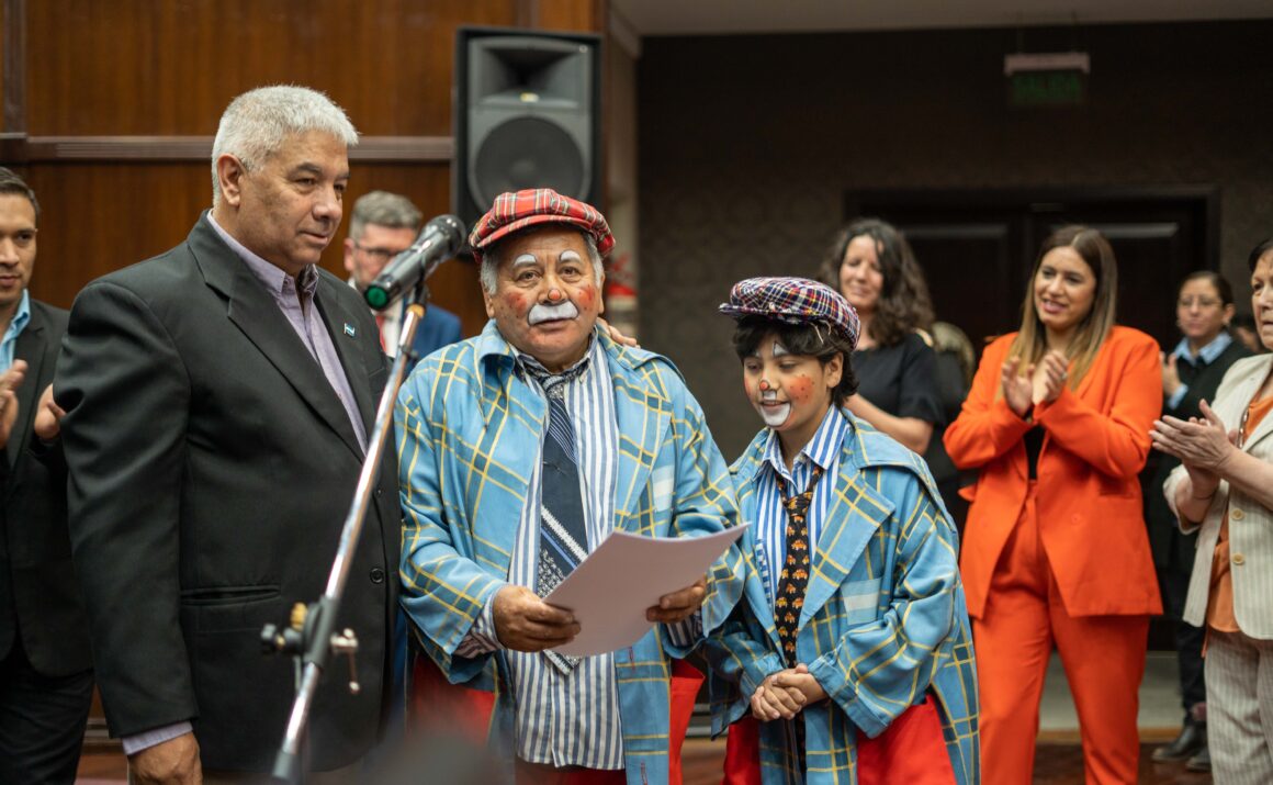 Ramón "Chispita" Agüero, siendo reconocido en la legislatura de la ciudad de San Luis