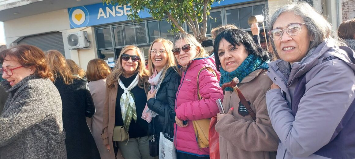 Docentes jubilados autoconvocados reclamaron por 82 % móvil y actualización de haberes