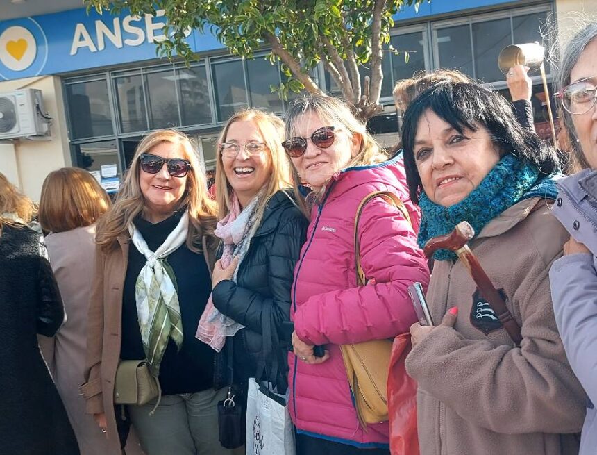 Docentes jubilados autoconvocados reclamaron por 82 % móvil y actualización de haberes Docentes jubilados autoconvocados reclamaron por 82 % móvil y actualización de haberes